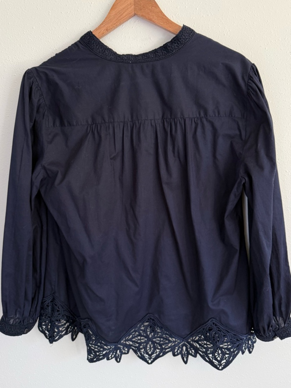 Chico’s Dark Navy Blouse Lace Hem Top V Neck 3/4 Sleeve Cotton Size 2 - Picture 5 of 7